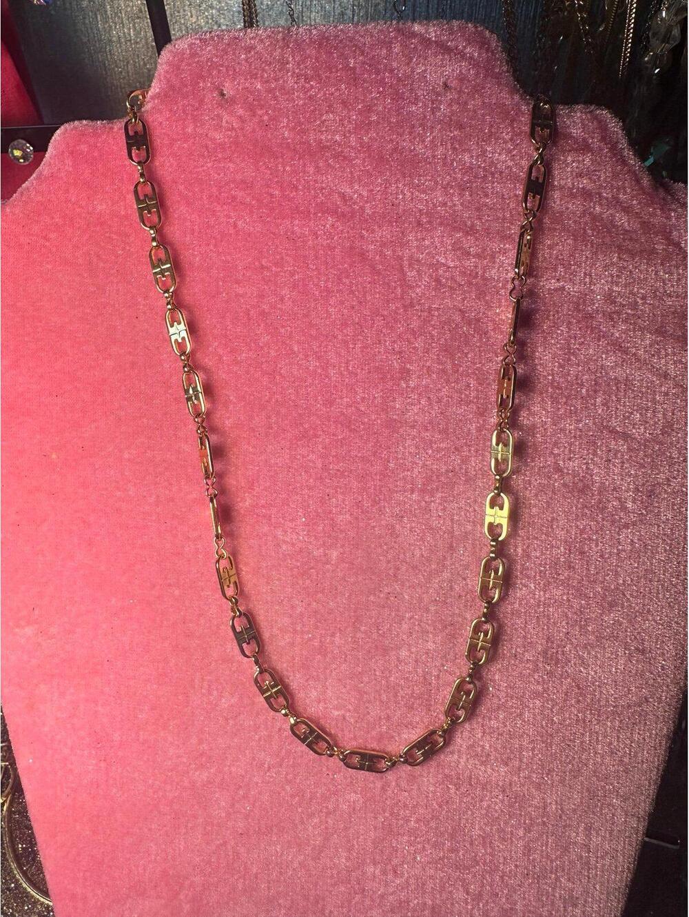 Stunning Givenchy necklace features a series of smooth, shiny gold plated links - Picture 7 of 7